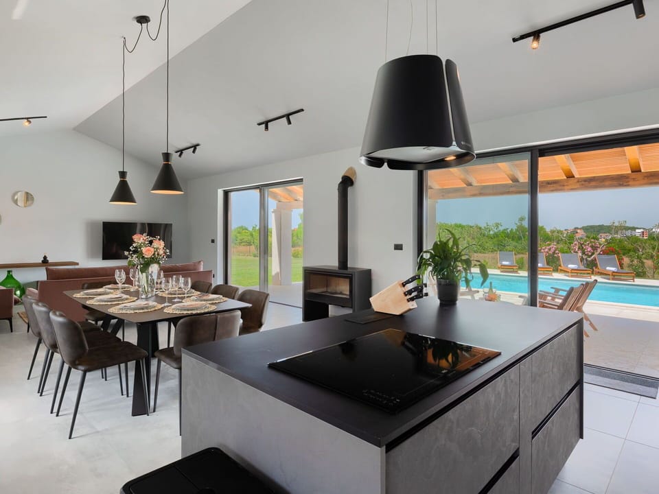 Table, Furniture, Cabinetry, Property, Countertop, Kitchen, Plant, Wood, Interior Design, Lighting
