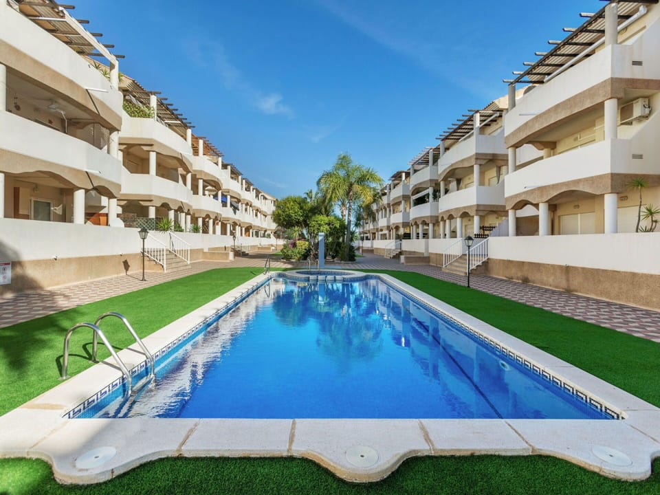 Water, Building, Sky, Daytime, Property, Swimming Pool, Azure, Cloud, Plant, Tree