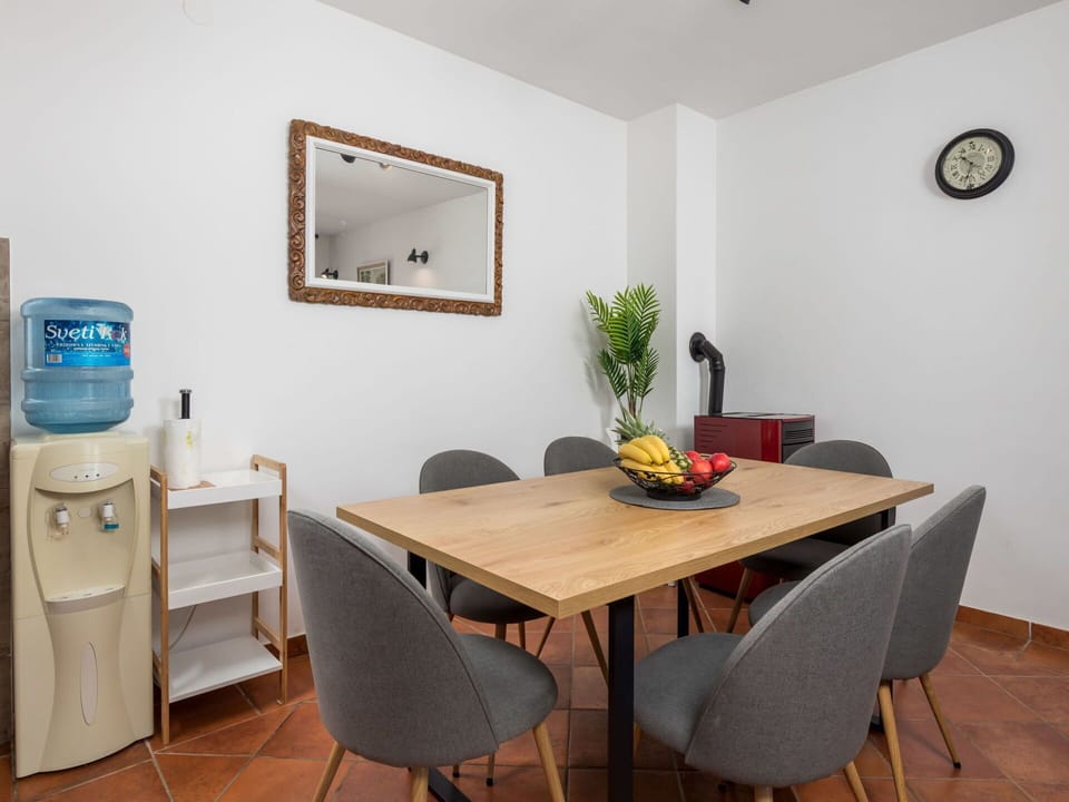 Table, Mirror, Furniture, Property, Building, Chair, Plant, Interior Design, Wood, Houseplant