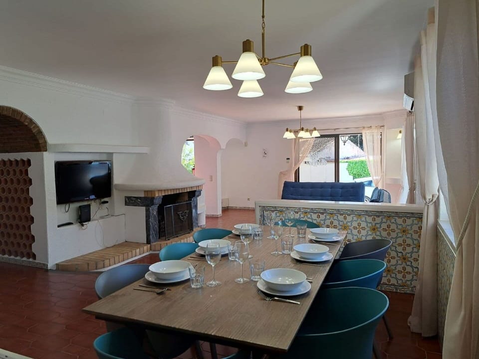 Table, Furniture, Property, Chair, Building, Wood, Interior Design, Architecture, Floor, Flooring