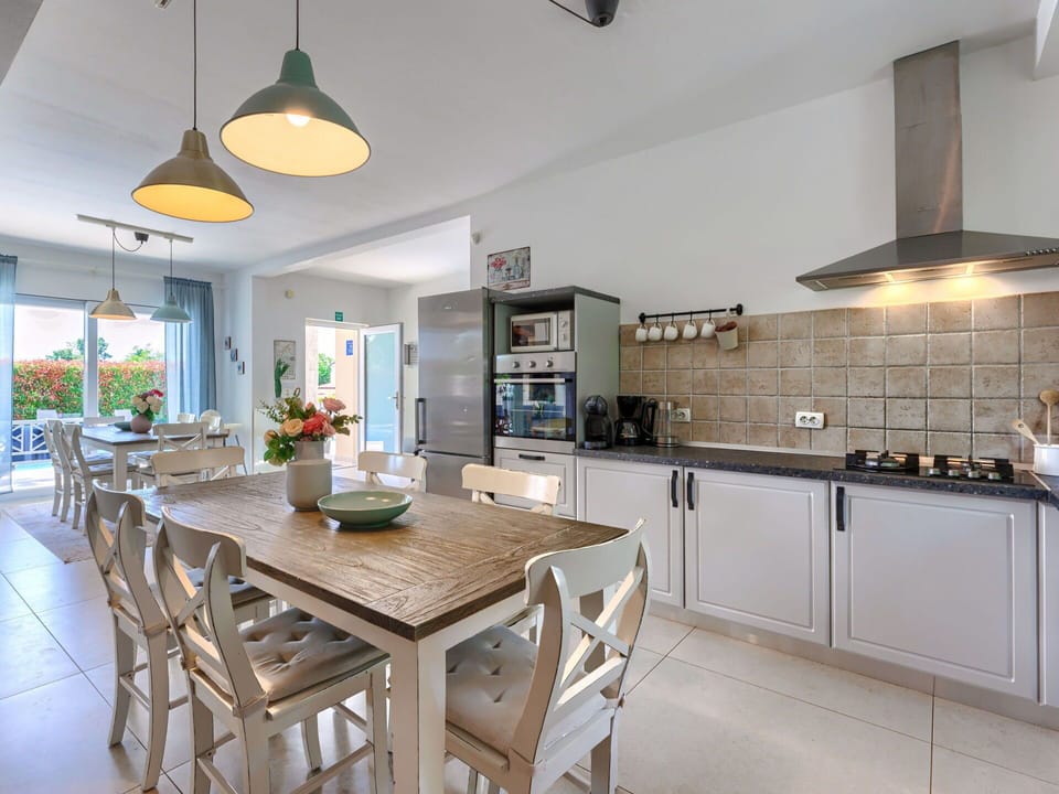Table, Cabinetry, Furniture, Property, Countertop, Chair, Wood, Plant, Kitchen, Lighting
