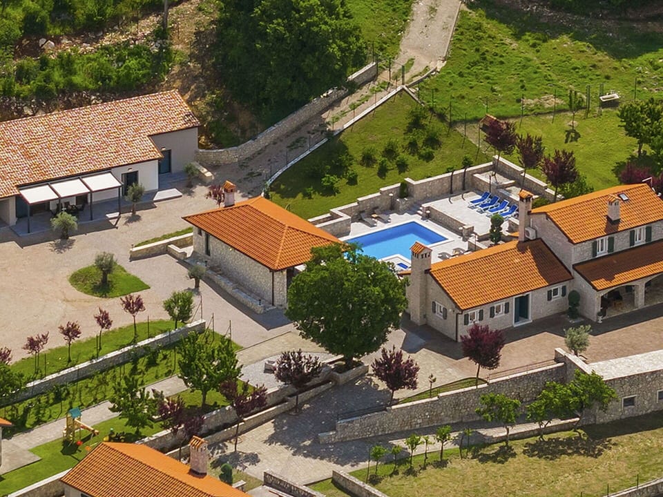 Building, Property, Plant, Window, Tree, Land Lot, Urban Design, Slope, Neighbourhood, House