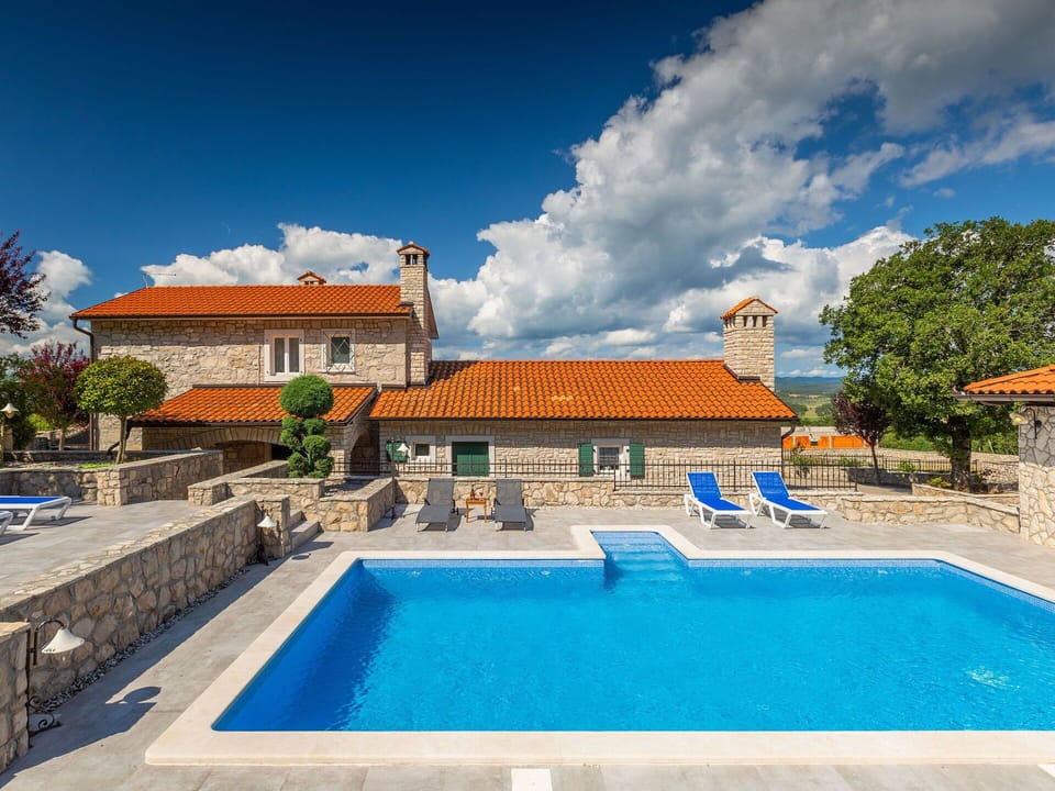 Water, Cloud, Plant, Sky, Property, Building, Swimming Pool, Blue, Azure, Tree