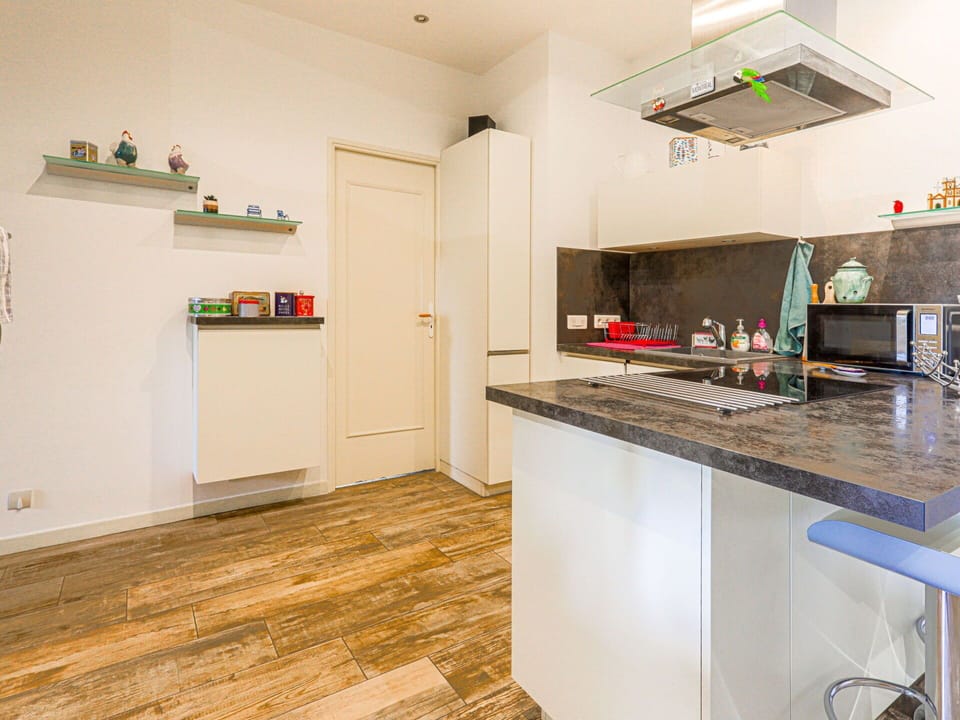 Cabinetry, Property, Building, Countertop, Kitchen, Wood, Interior Design, Kitchen Appliance, Kitchen Stove, Floor