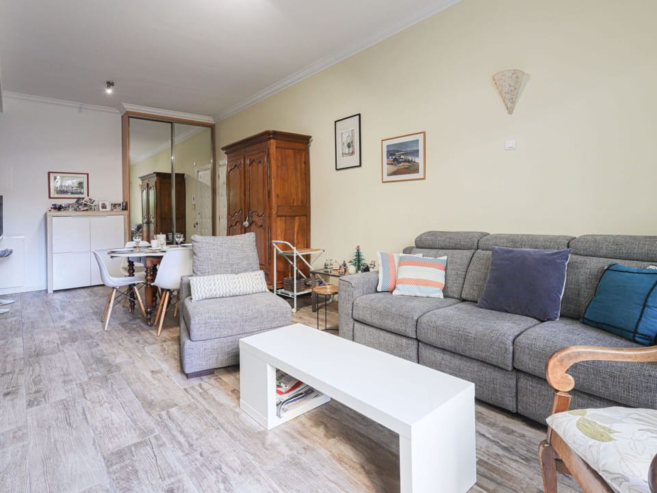 Table, Furniture, Couch, Property, Picture Frame, Lighting, Interior Design, Wood, Studio Couch, Floor