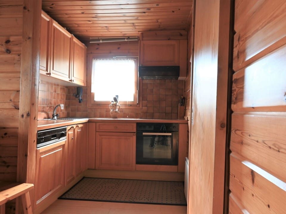 Brown, Cabinetry, Countertop, Property, Sink, Kitchen Sink, Wood, Tap, Interior Design, Flooring