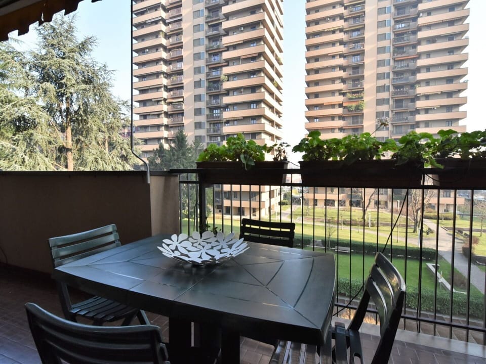 Building, Table, Property, Furniture, Plant, Chair, Architecture, Sky, Outdoor Furniture, Tree