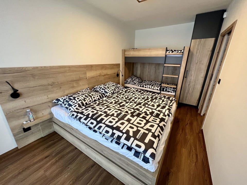 Building, Wood, Interior Design, Floor, Flooring, Hardwood, Rectangle, Ceiling, Event