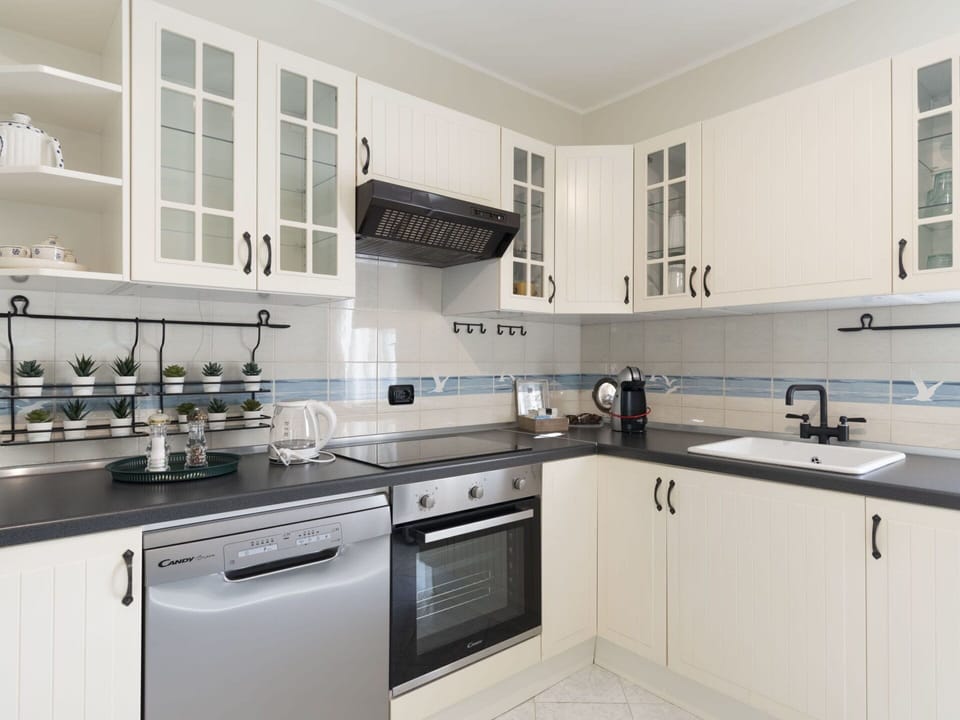 Sink, Kitchen Sink, Cabinetry, Tap, Countertop, Property, Kitchen, Window, Kitchen Stove, Plumbing Fixture