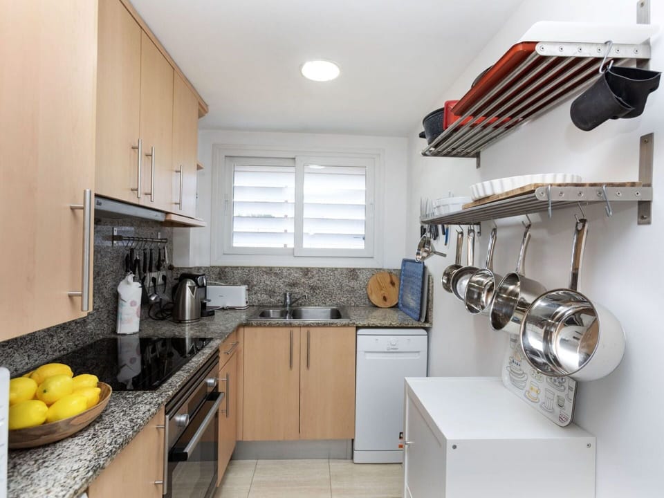 Property, Cabinetry, Kitchen Sink, Countertop, Sink, Interior Design, Kitchen, Floor, Flooring, Gas