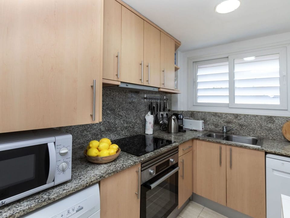Cabinetry, Kitchen Sink, Property, Sink, Countertop, Window, Building, Tap, Kitchen Stove, Kitchen Appliance