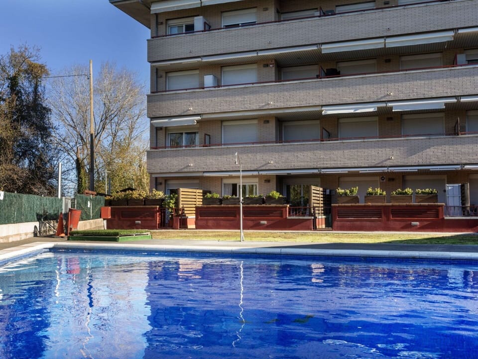 Water, Building, Swimming Pool, Window, Plant, Tree, Leisure, Condominium, Sky