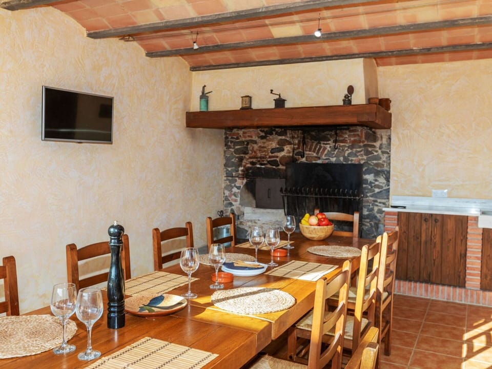 Table, Tableware, Furniture, Property, Chair, Wood, Interior Design, Plate, Kitchen & Dining Room Table, Dishware