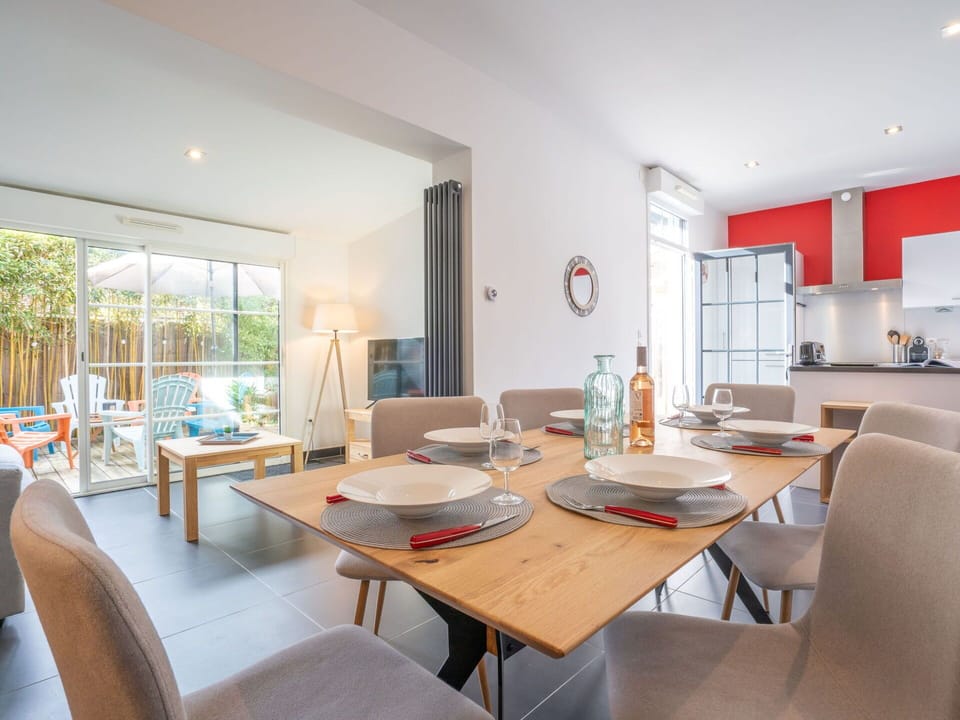 Table, Furniture, Property, Chair, Wood, Building, Lighting, Interior Design, Architecture, Floor