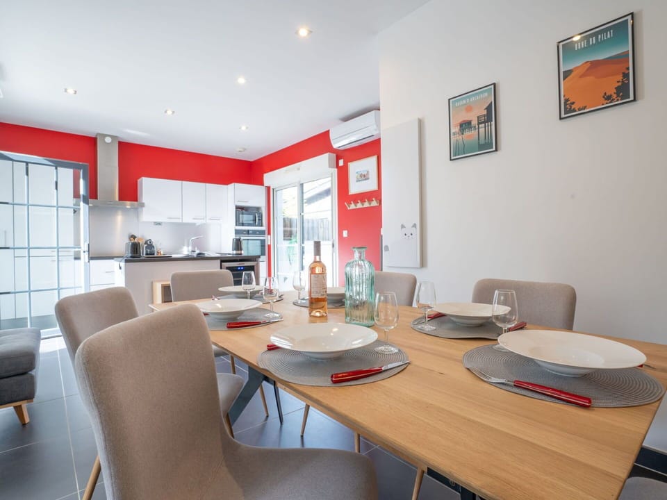 Table, Furniture, Property, Building, Picture Frame, Chair, Wood, Interior Design, Window, Desk