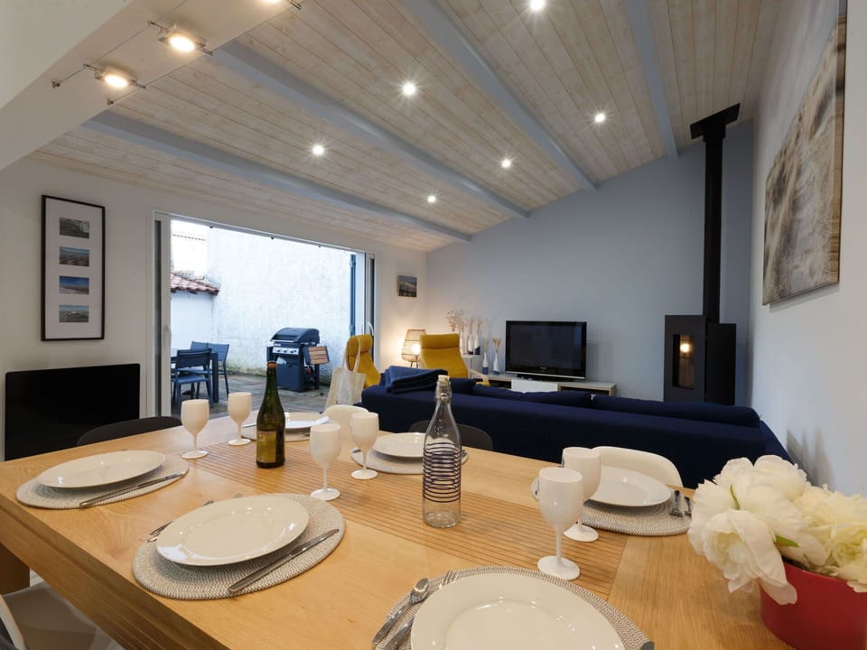 Table, Tableware, Furniture, Property, Building, Picture Frame, Lighting, Interior Design, Architecture, Wood