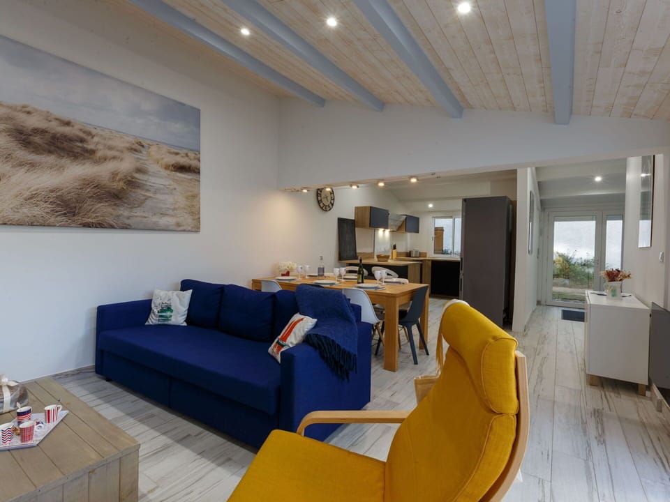 Table, Furniture, Couch, Property, Comfort, Building, Interior Design, Architecture, Studio Couch, Flooring