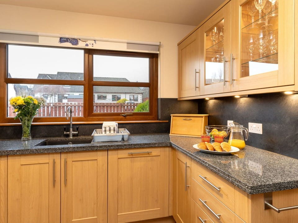 Cabinetry, Countertop, Property, Tap, Kitchen Sink, Building, Kitchen, Houseplant, Wood, Sink