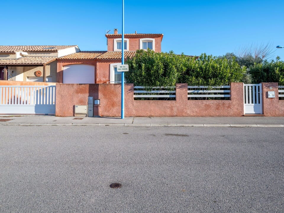 Sky, Building, Window, Road Surface, Asphalt, Tree, Residential Area, House