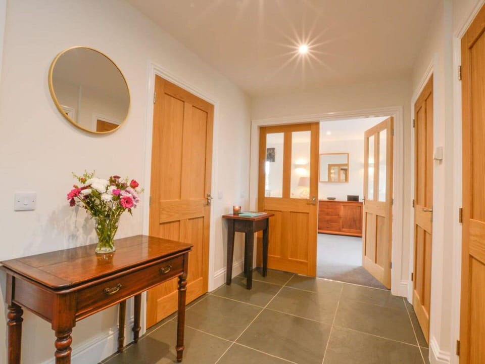 Flower, Furniture, Table, Property, Mirror, Plant, Houseplant, Interior Design, Wood, Building