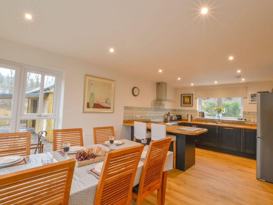 Table, Property, Wood, Building, Chair, Picture Frame, Window, Interior Design, Flooring, Floor