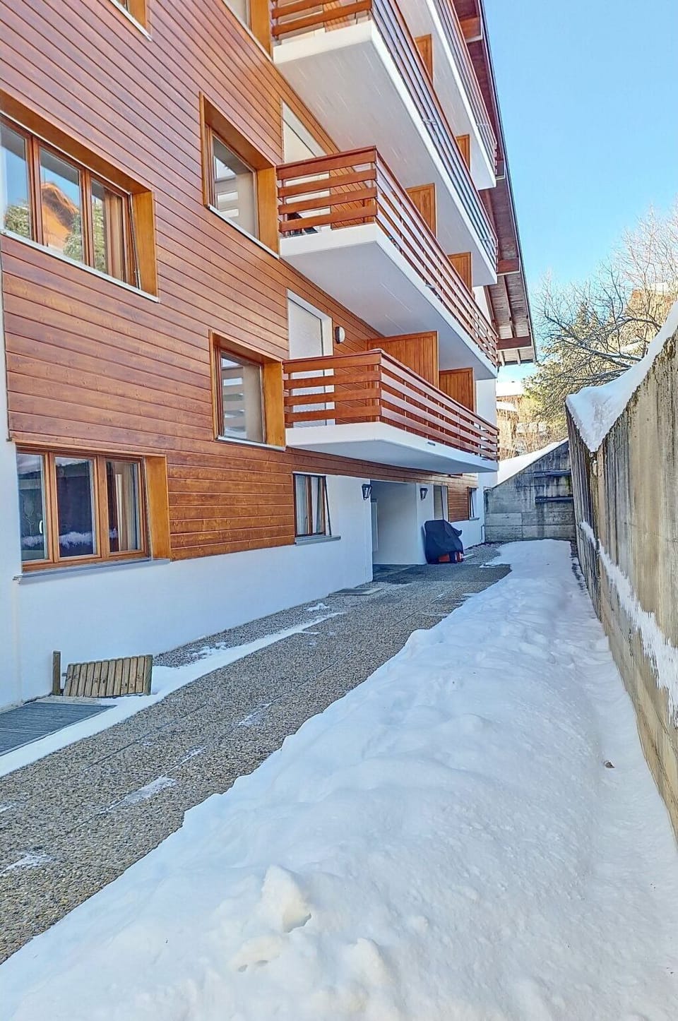 Window, Building, Road Surface, Urban Design, Snow, Brick, Asphalt, Neighbourhood, Sidewalk, Slope