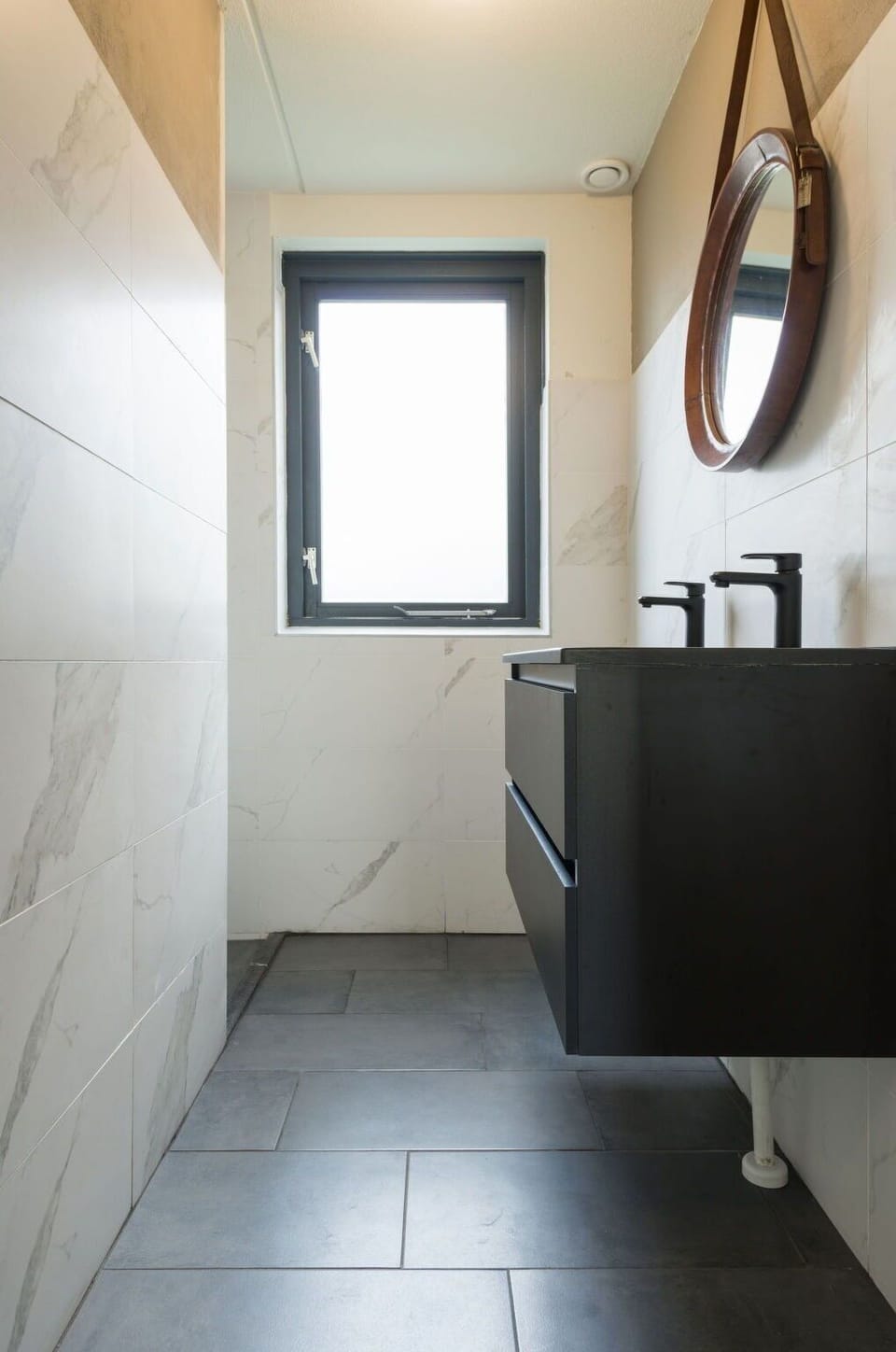 Building, Property, Mirror, Plumbing Fixture, Sink, Wood, Interior Design, Tap