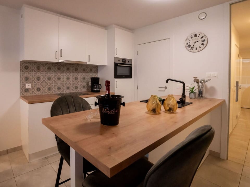 Table, Property, Furniture, Houseplant, Wood, Interior Design, Flowerpot, Clock, Flooring