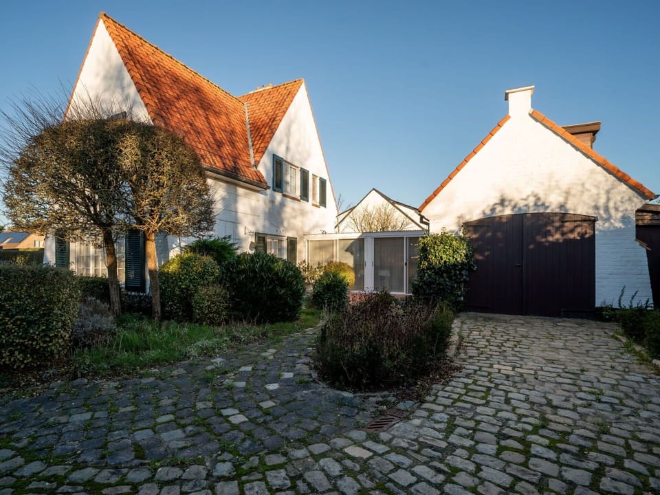 Plant, Sky, Building, Property, Window, Tree, House, Road Surface, Residential Area, Cottage