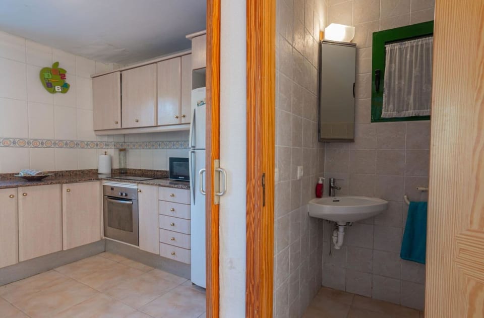 Mirror, Tap, Sink, Cabinetry, Property, Plumbing Fixture, Bathroom Sink, Countertop, Building, Bathroom