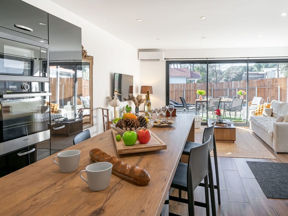 Table, Property, Furniture, Couch, Cabinetry, Countertop, Houseplant, Kitchen, Interior Design, Wood