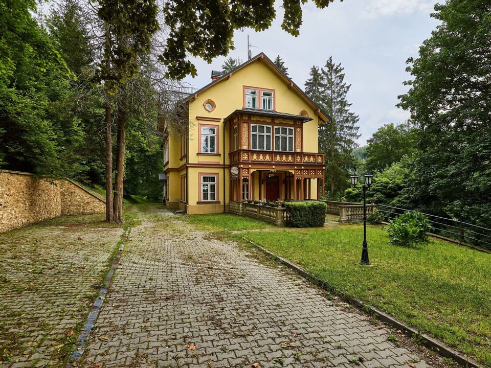 Plant, Building, Window, Tree, Natural Landscape, House, Land Lot, Wood, Sky, Vegetation