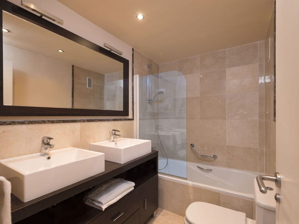 Brown, Mirror, Tap, Plumbing Fixture, Sink, Bathroom Sink, Property, Bathroom, Building, Lighting