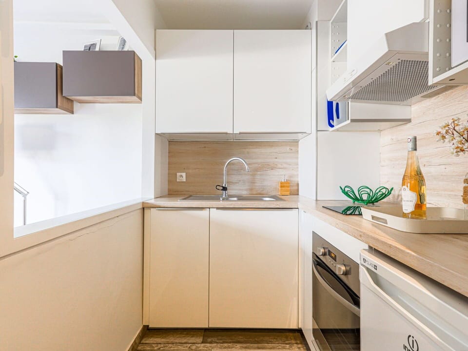 Cabinetry, Countertop, Kitchen Sink, Property, Sink, Interior Design, Building, Wood, Lighting, Kitchen Stove