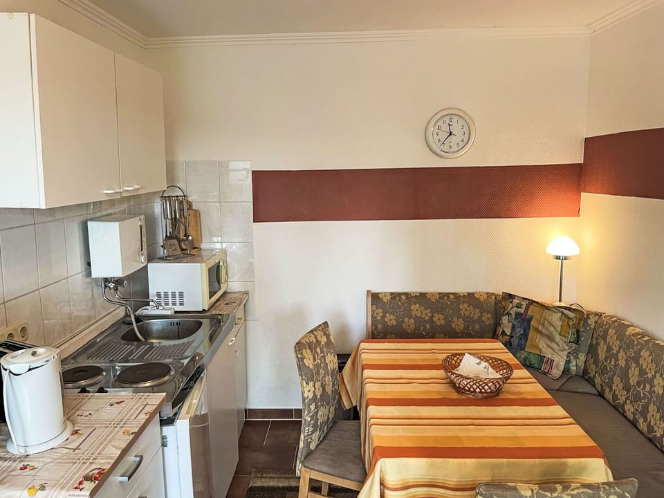 Property, Kitchen Sink, Cabinetry, Sink, Wood, Interior Design, Kitchen Appliance, Building, Comfort, Flooring