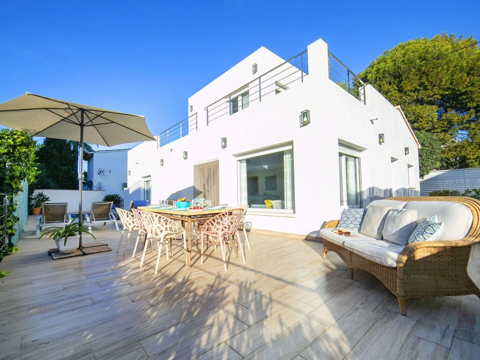 Sky, Property, Building, Window, Plant, Shade, House, Outdoor Furniture, Leisure, Cottage