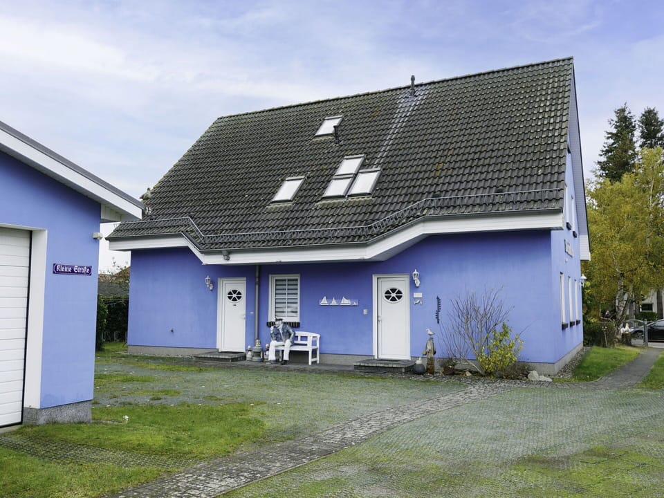 Plant, Sky, Building, Property, Window, Cloud, Door, House, Land Lot