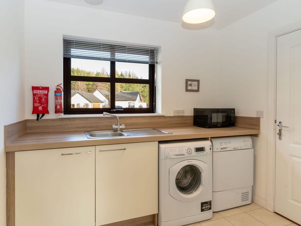 Kitchen Sink, Cabinetry, Sink, Property, Laundry Room, Countertop, Washing Machine, Window, Tap, Clothes Dryer