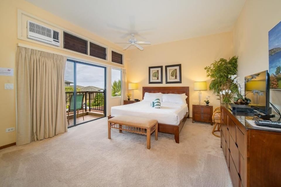 Bedroom with 1 Queen bed