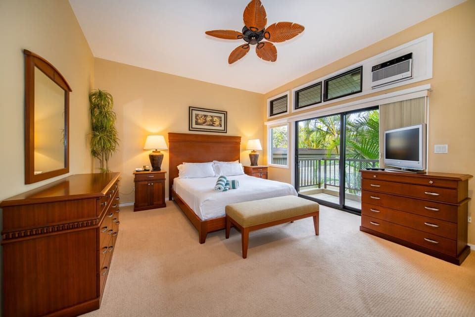 Bedroom with 1 Queen bed