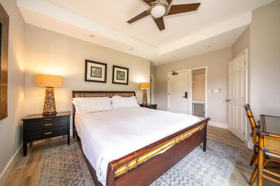 Bedroom with 1 Queen bed