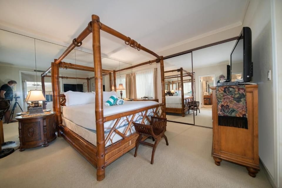 Bedroom with 1 Queen bed