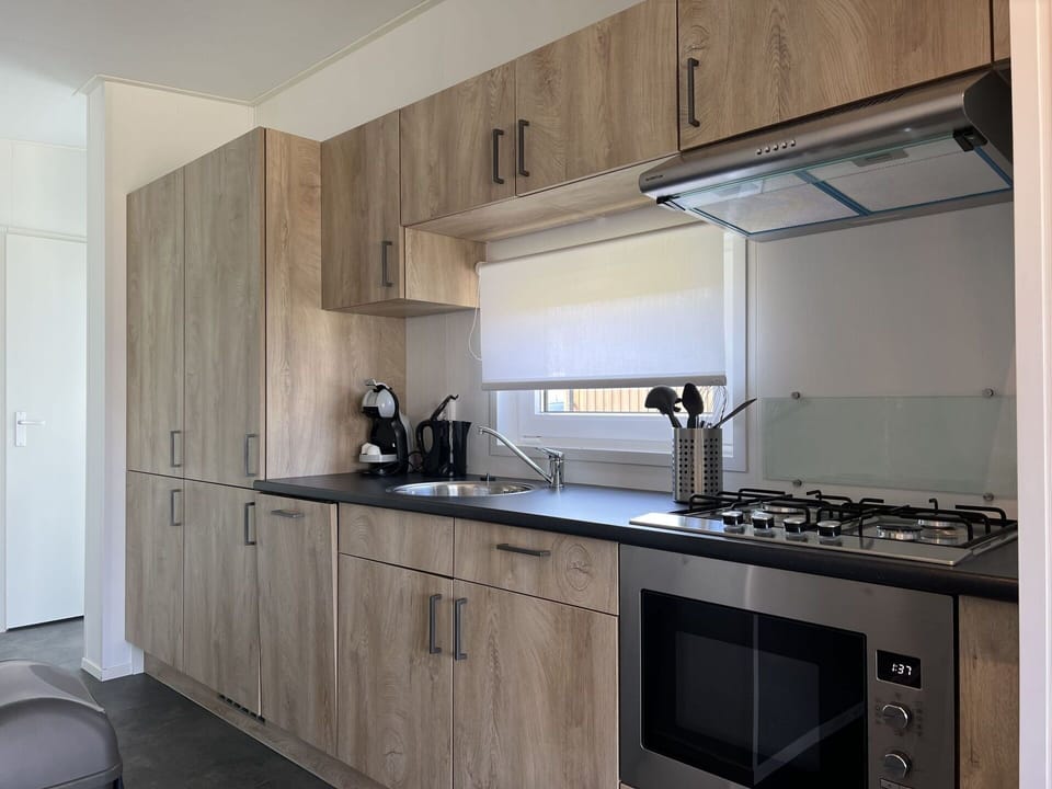 Cabinetry, Countertop, Kitchen Sink, Sink, Property, Tap, Kitchen, Kitchen Stove, Interior Design, Lighting
