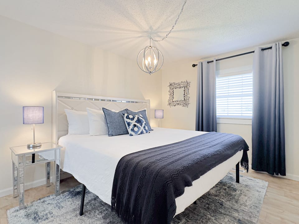 King bedroom - high quality hybrid mattress, 100% cotton linens and hotel collection pillows ensure a restful night's sleep.