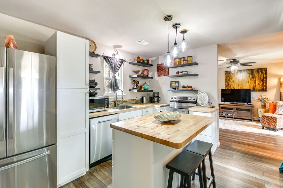 Kitchen | Breakfast Bar | Dishware & Flatware Provided