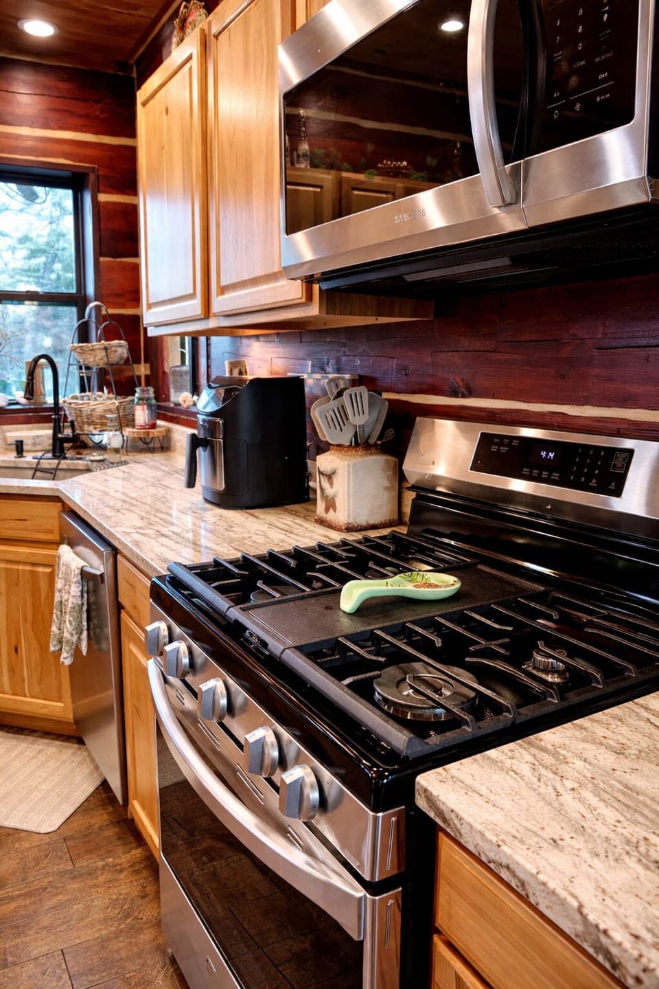Gas stove, microwave, dishwasher, refrigerator with ice maker. Granitecountertop