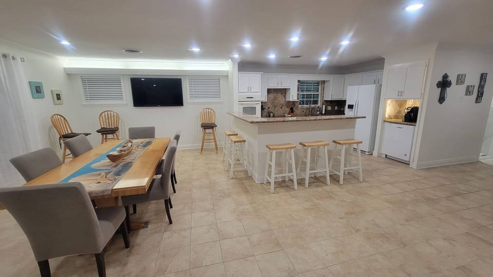 dinning room and  kitchen with local channels on 📺 TV