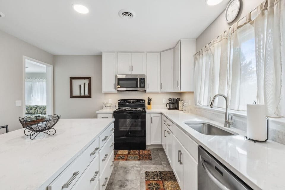 Breakfast bar at kitchen island