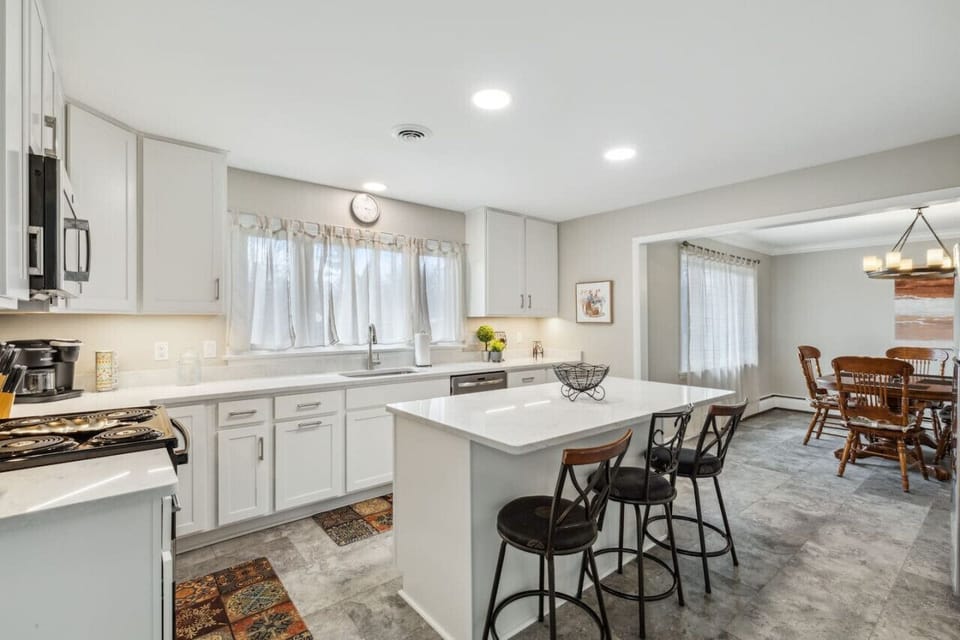 Enjoy the fully stocked kitchen!