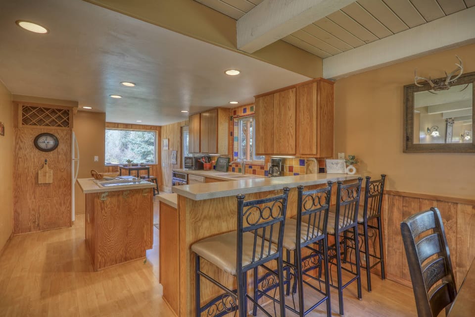 This property features a well-appointed eat-in kitchen and dining area. Don't feel like cooking? Award winning brew and dining are just 10 min away!